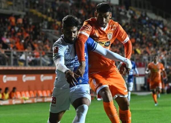 Con golazo de chilena Antofagasta goleó a Cobreloa en Calama