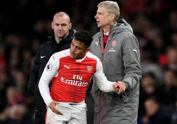 Alexis_Sanchez_pelotazo_Wenger_Arsenal_2017_1