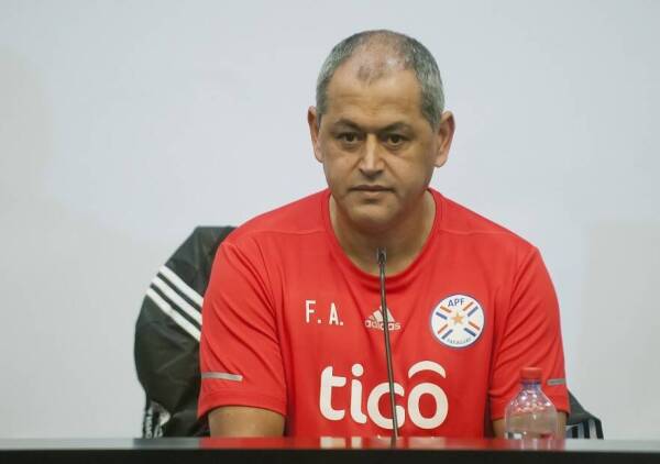 Conferencia de prensa del director tecnico de la seleccion Paraguaya.