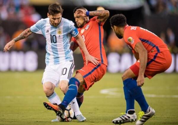 Argentina Chile Messi Vidal Beausejour