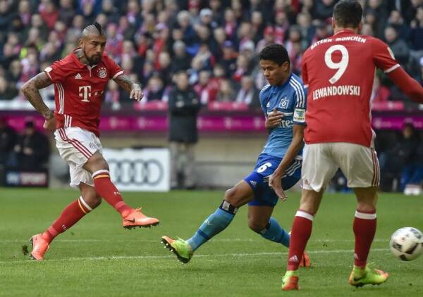 Bayern_Hamburgo_remate_gol_Arturo_Vidal_2017_Getty_1