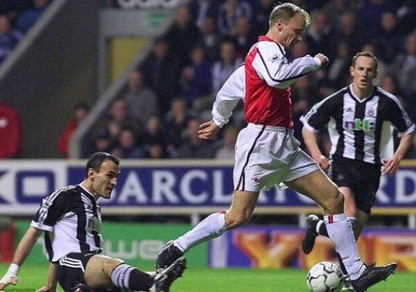 Bergkamp_golazo_Arsenal_2002