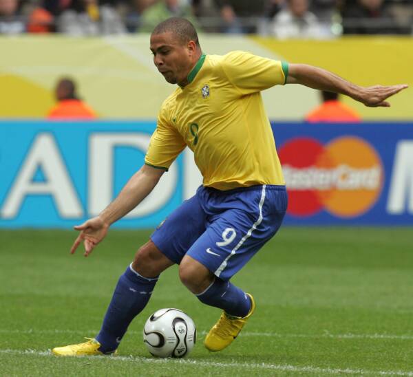 Brazilian-forward-Ronaldo-dribbles-the-b-1581041060