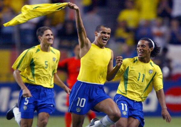 Brazilian midfielder Rivaldo (C) celebrates after
