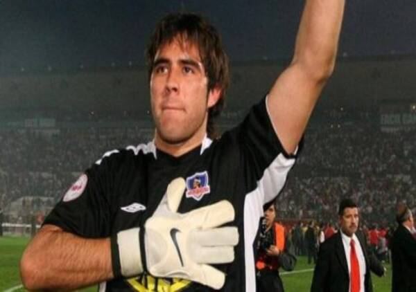 ClaudioBravo_ColoColo2006_arb22_Twitter