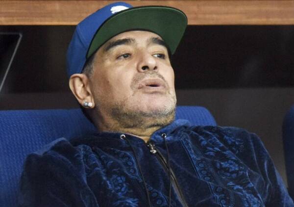 Diego-Maradona_sentado_serio-2016_Getty