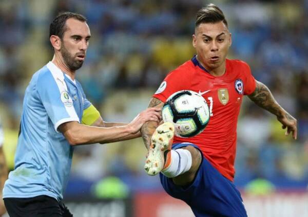 godin_vargas_uruguay_chile_copaamerica_2019_getty