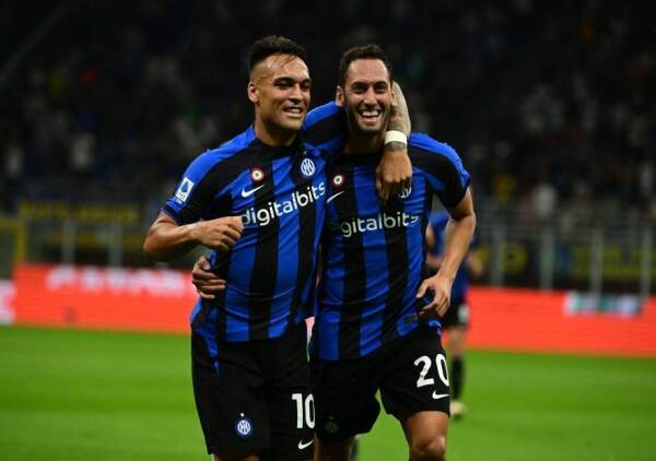 Lautaro-Martínez_Hakan-Calhanoglu_Inter-de-Milán_OneFootball_2022