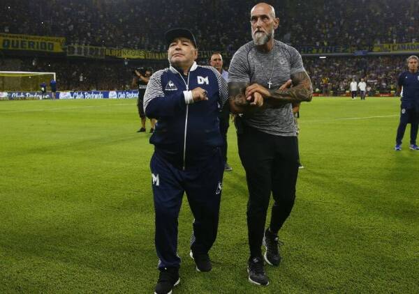 Maradona_camina_ayuda_Gimnasia_2020_getty
