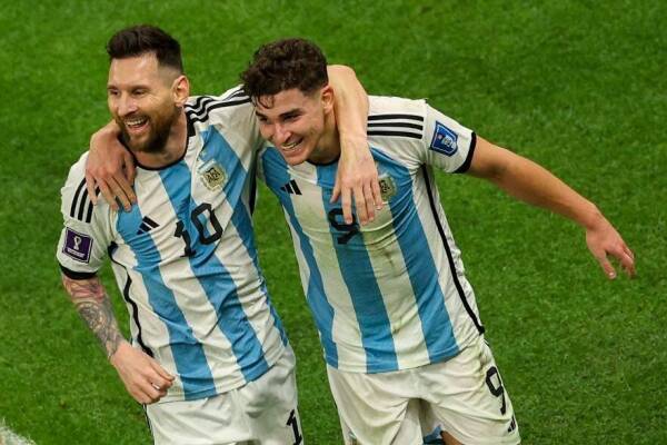 Messi-Alvarez-fbl-wc-2022-match61-arg-cro (1)