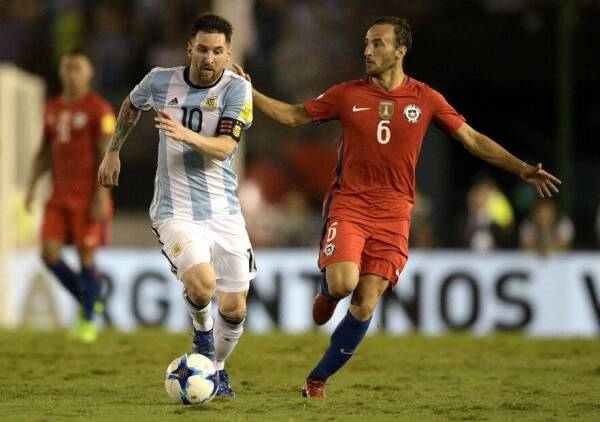 Messi_Fuenzalida_Argentina_Chile_getty_2017_0