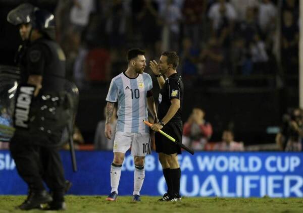 Messi_insultos_Arbitro_Argentina_Chile_2017_getty