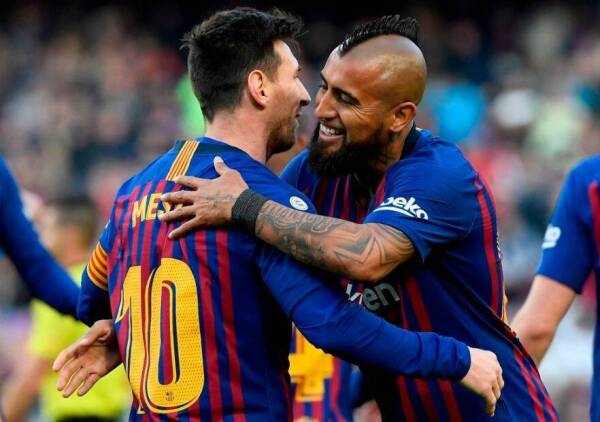 Messi_Vidal_abrazo_gol_Barcelona_2019_getty