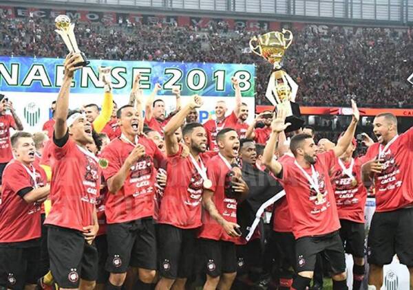 Paranaense_celebra_campeón_Estadual_2018