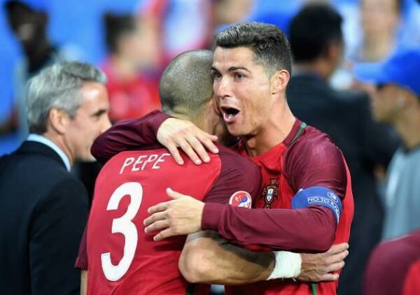 Pepe_Cristiano_Ronaldo_Portugal_campeon_2016_Getty