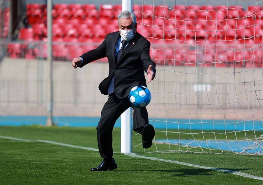 El presidente Sebastian piñera da el retorno al futbol desde el estadio nacional
