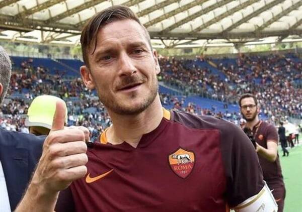Totti_Roma_Saludo_1