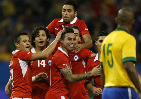 Vargas_gol_Chile_Brasil_2013_PS