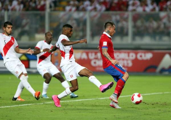Vargas_gol_Chile_Peru_2015_ANFP_1